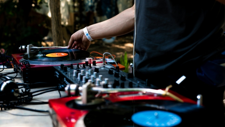 Hire or Rent Technics DJ Turntable Hire London | Fizz DJ